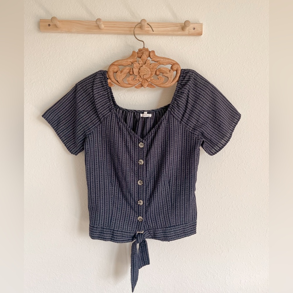Button top with tie